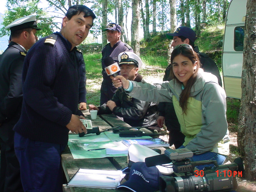 Vivianne Verschae coordinando con oficiales de DIRECTEMAR durante la respuesta al accidente en el Lago Maihue