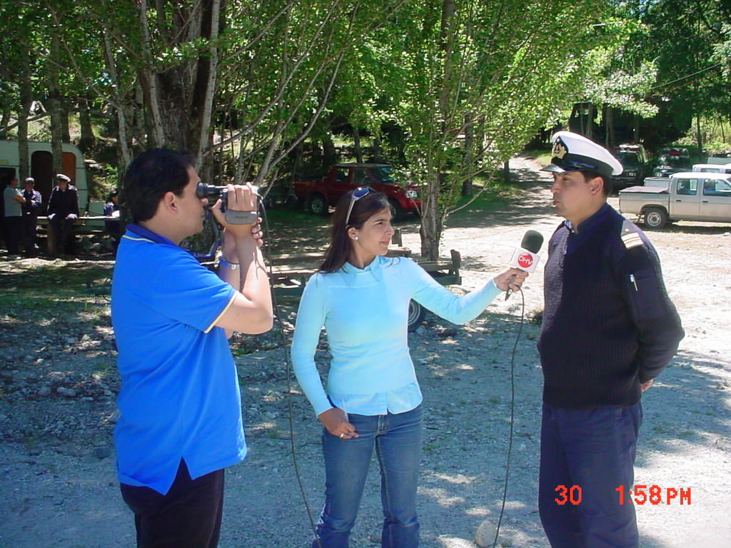 Vivianne Verschae coordinando una entrevista de prensa con un oficial de DIRECTEMAR