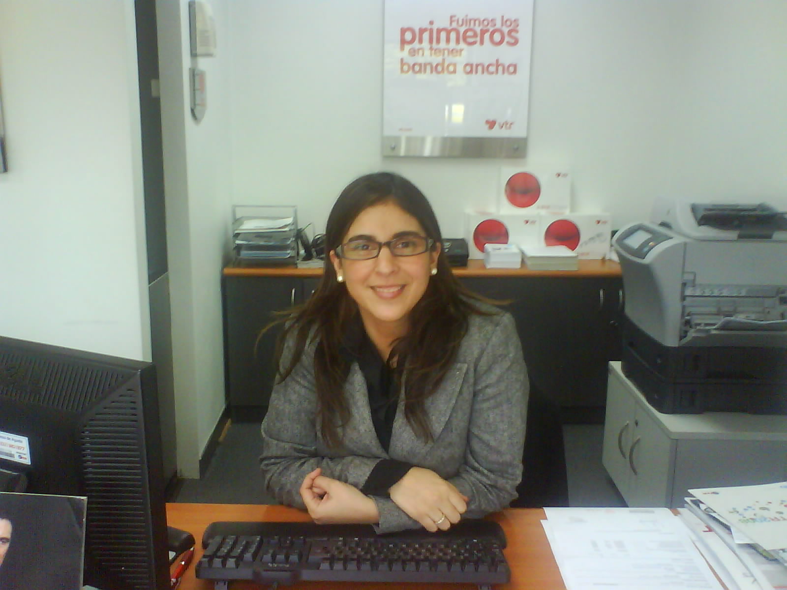 Vivianne Verschae en su puesto de atención al cliente en VTR
