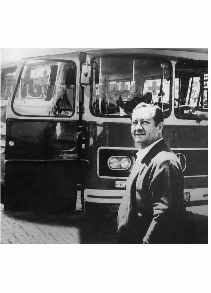 Abuelo de Vivianne frente a un bus de Flota Verschae